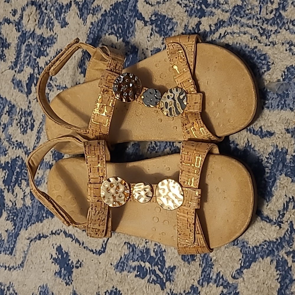 Vionic Farra sz 8 cork tan and gold sandals